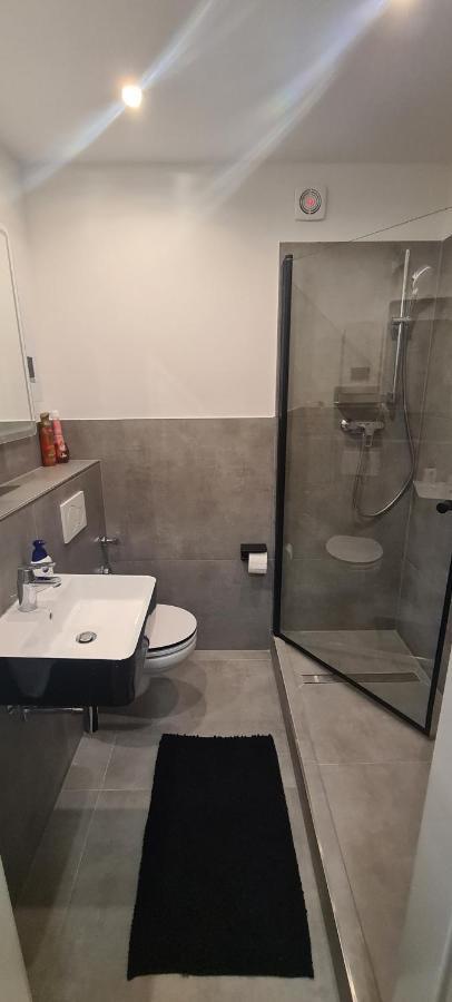 Schoene 2 Zimmer Apartment In Krefeld City, Monteur Wohnung Netflix & Prime Luaran gambar